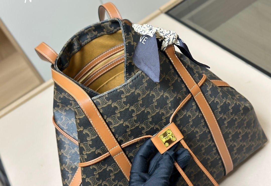 Ce1i*e Cabas Drawstring In Triomphe Canvas And Calfskin Black 36Cm 113722Bzj 04Lu