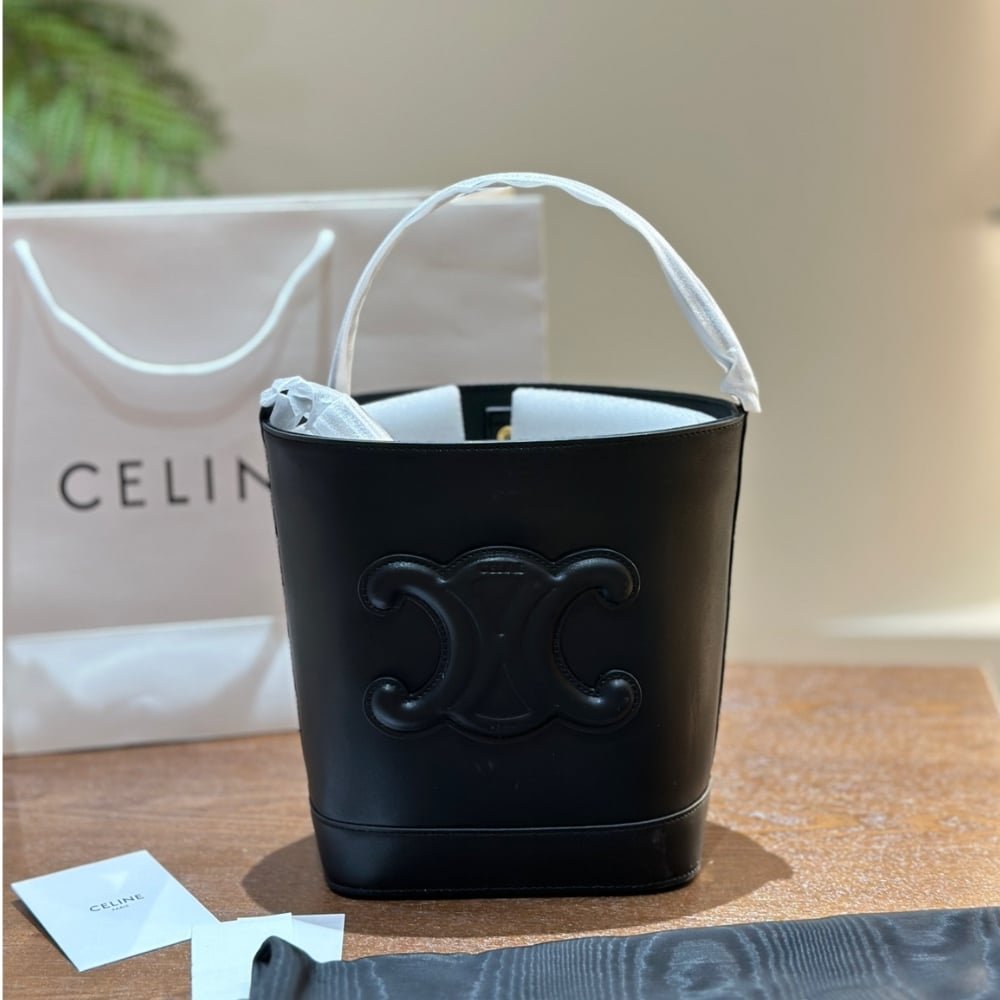 Ce1i*e Small Bucket Cuir Triomphe In Black 17Cm 113783Eny 38No