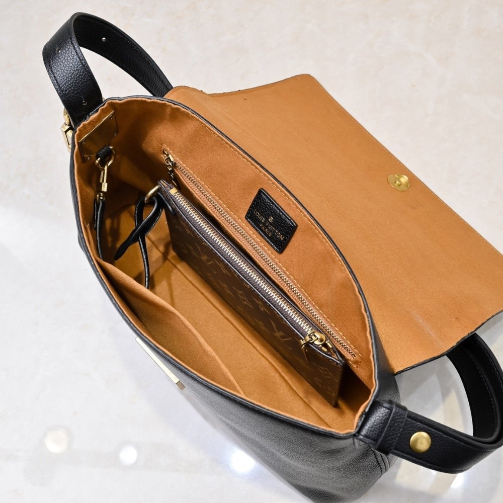 L0vis Vvtt0n Low Key Messenger Black 30Cm M13148