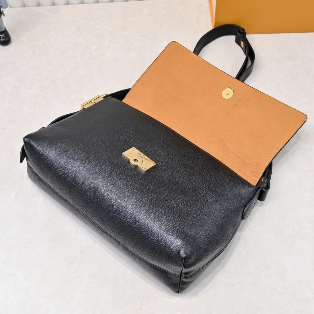 L0vis Vvtt0n Low Key Messenger Black 30Cm M13148