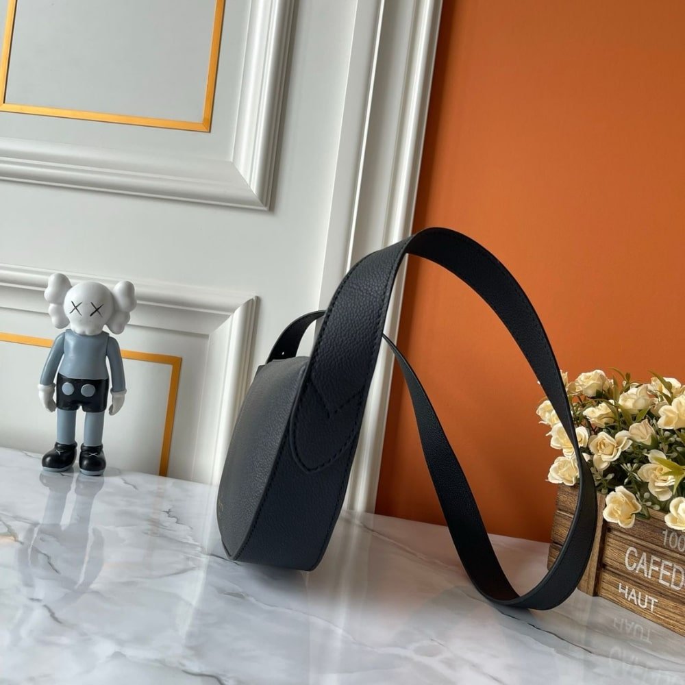L0vis Vvtt0n Low Key Bumbag Black 28Cm M11429