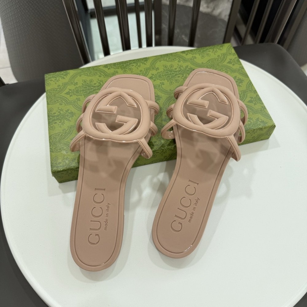 Gvc*1 Women’s Interlocking G Slide Sandal Light Beige 780307 J8700 2526