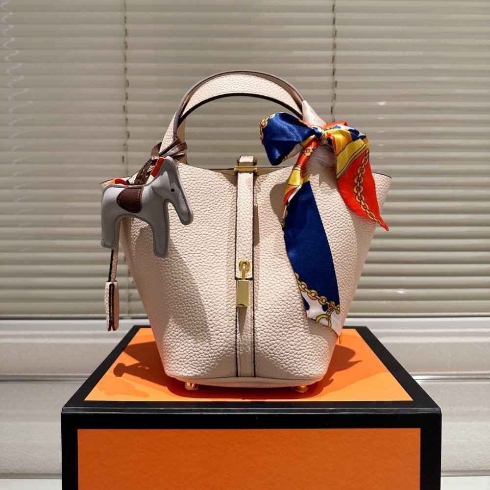 H**me5 Picotin Lock 18 Bag White With Gold 18Cm 056289Cc10