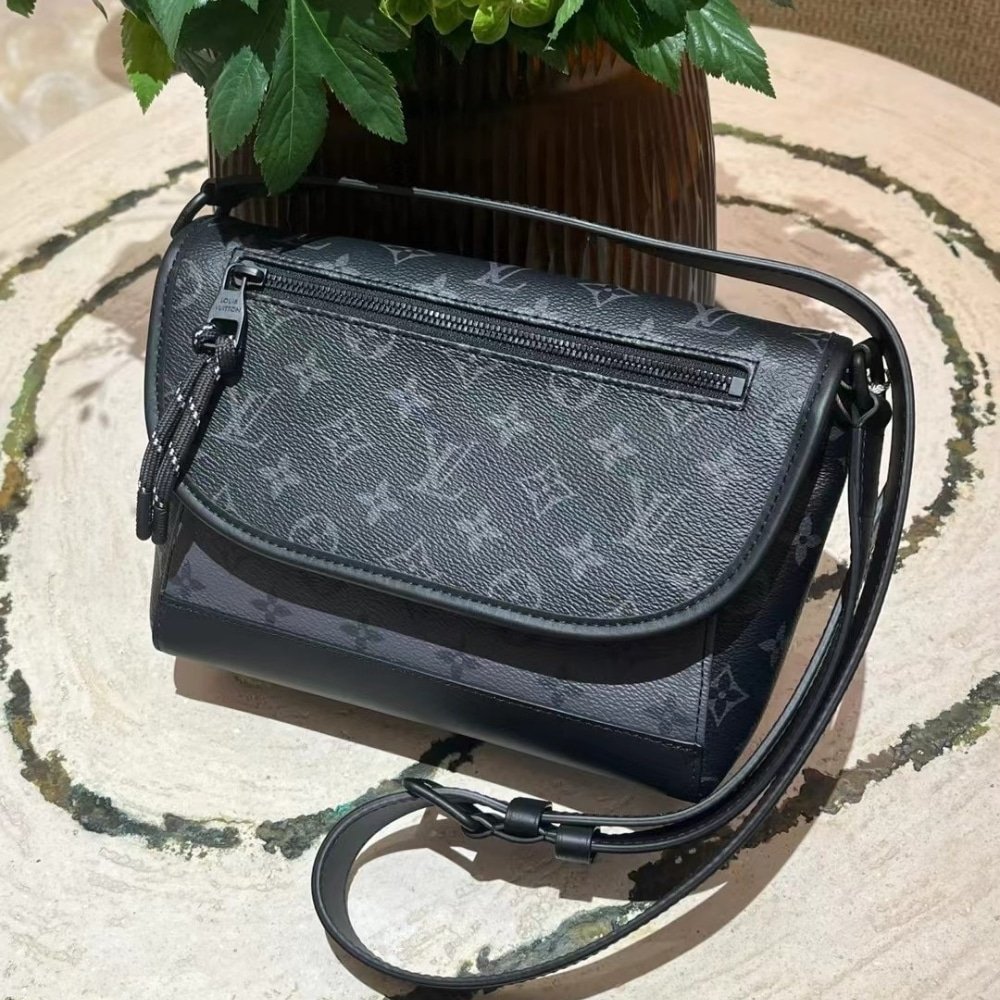[S*per Vip 1:1] L0vis Vvtt0n Pulse Messenger Bag Monogram Black 26Cm M12681