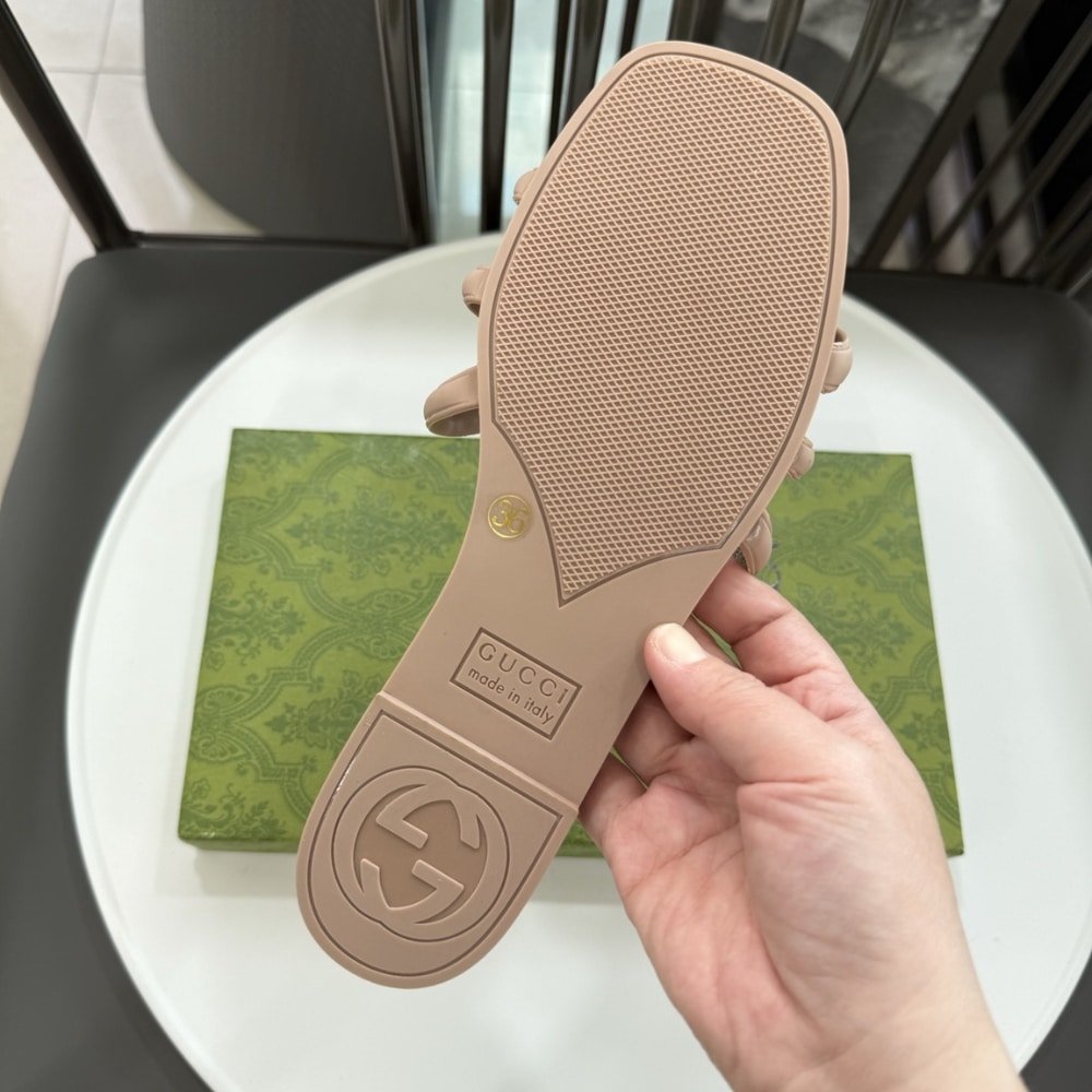 Gvc*1 Women’s Interlocking G Slide Sandal Light Beige 780307 J8700 2526