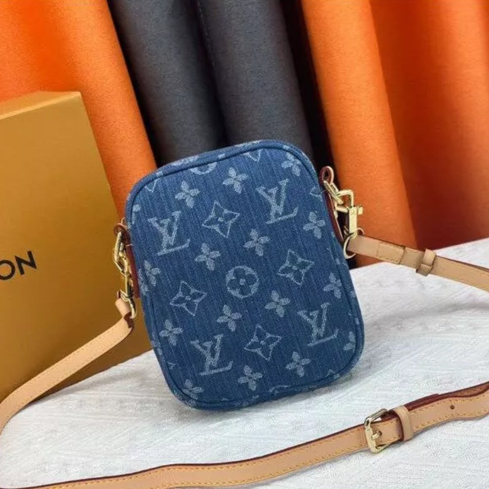 L0vis Vvtt0n Fairfax Pochette Bag Denim Blue 17Cm M82948
