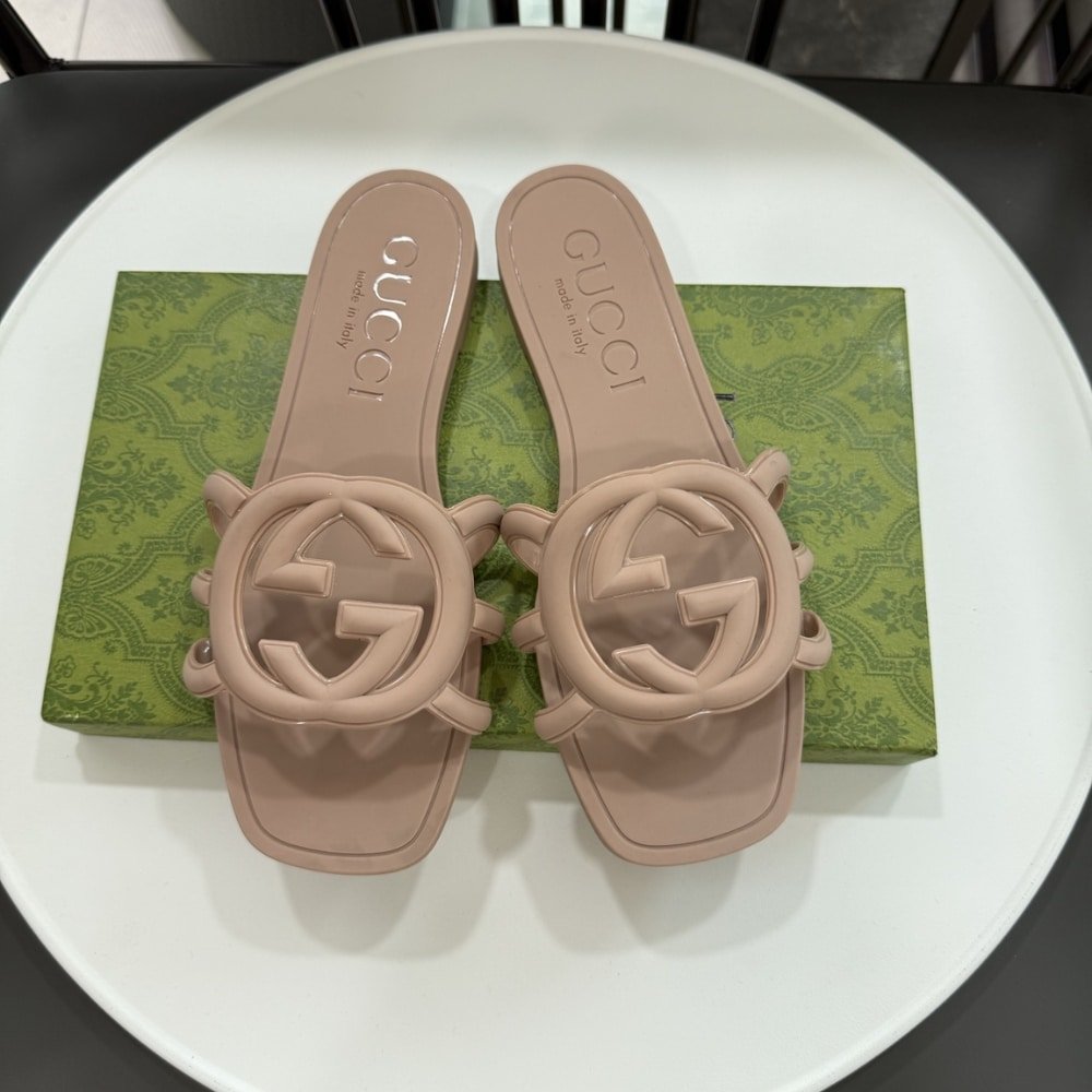 Gvc*1 Women’s Interlocking G Slide Sandal Light Beige 780307 J8700 2526