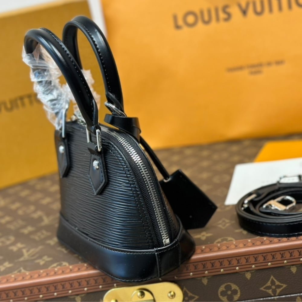 L0vis Vvtt0n Nano Alma Bag Black 18Cm M81945