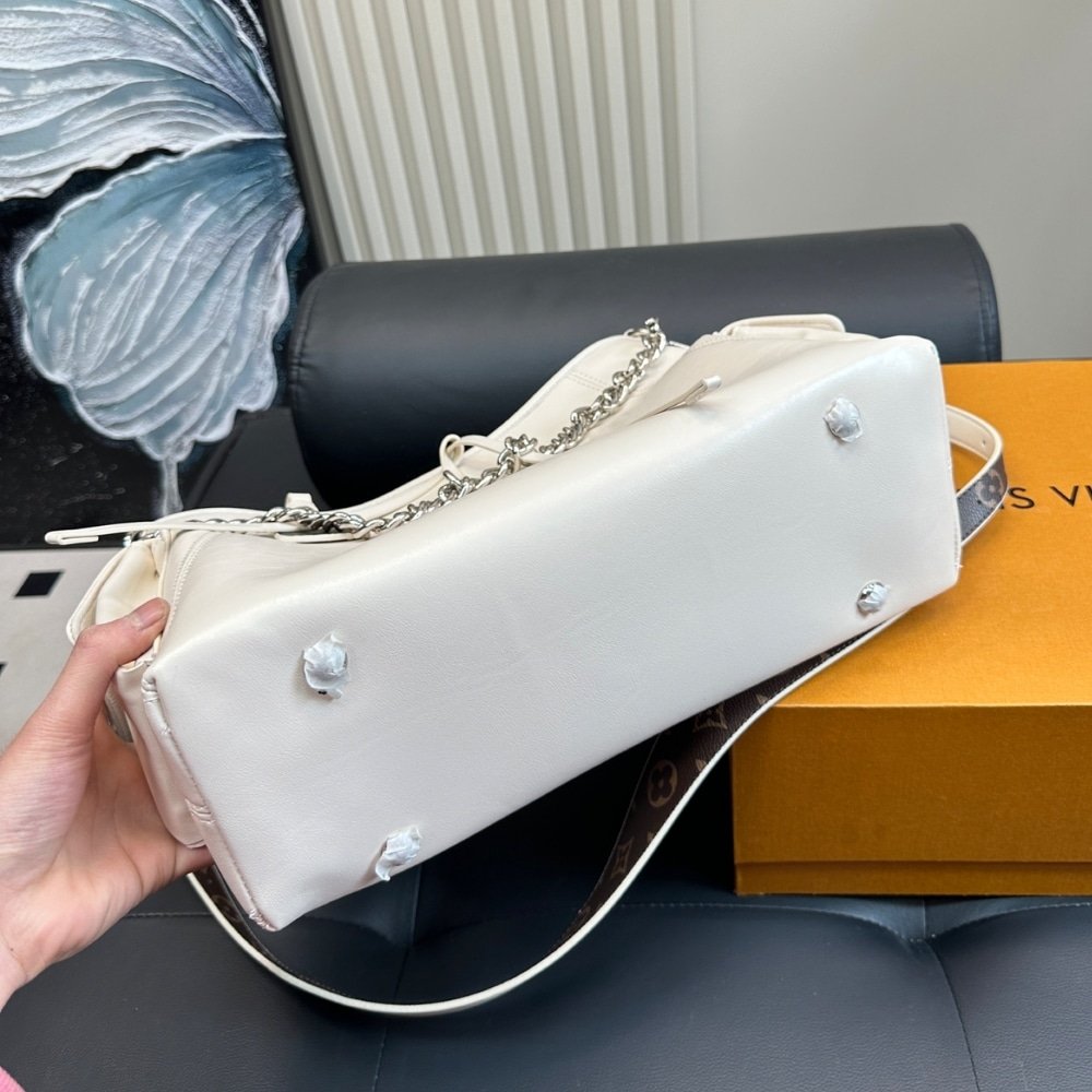 L0vis Vvtt0n Carryall Cargo Vibe PM Bag White 34Cm M12919