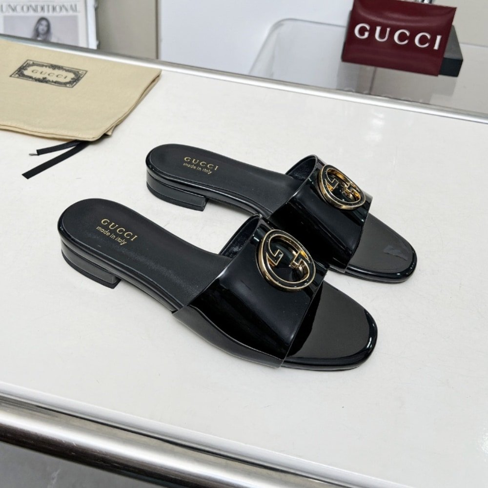 Gvc*1 Women Round Interlocking G Sandal In Black