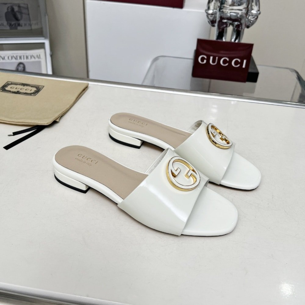 Gvc*1 Women Round Interlocking G Sandal In White