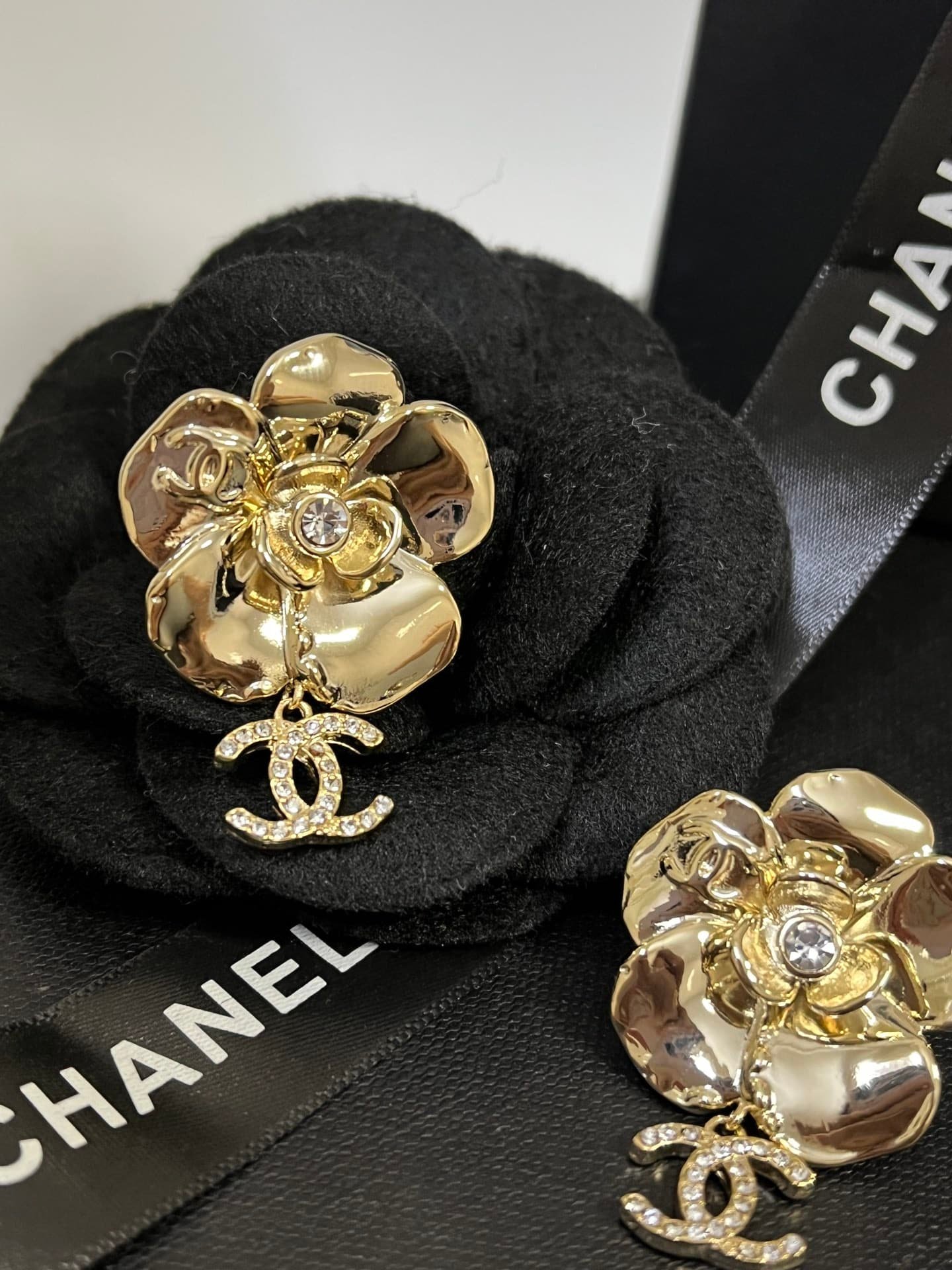 Ch**el Cc Flower Earrings With Crystal Gold