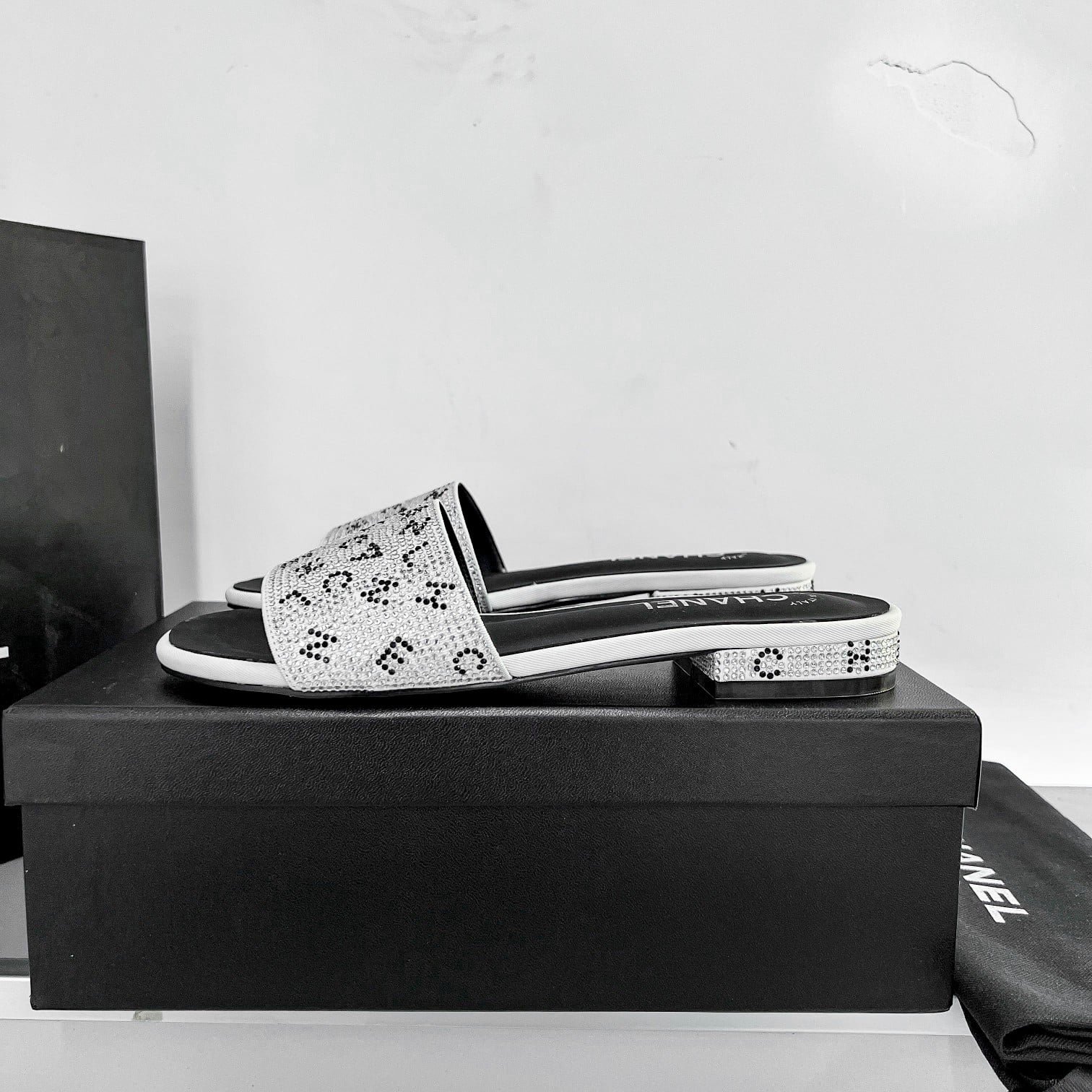 Ch**el 24P Beaded D1am0nd Logo Slippers Silver