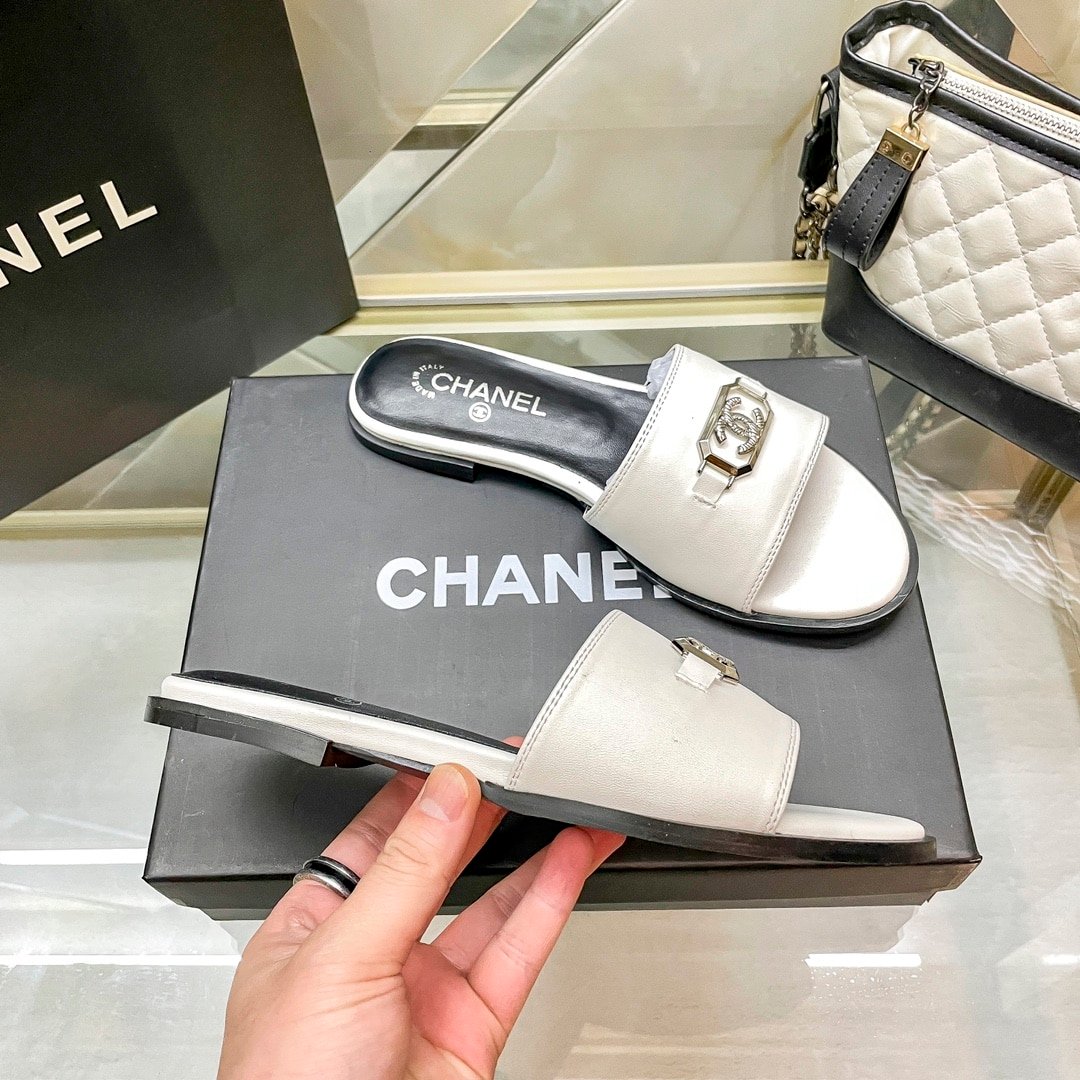 Ch**el Slippers With Cc Silver Hardware White