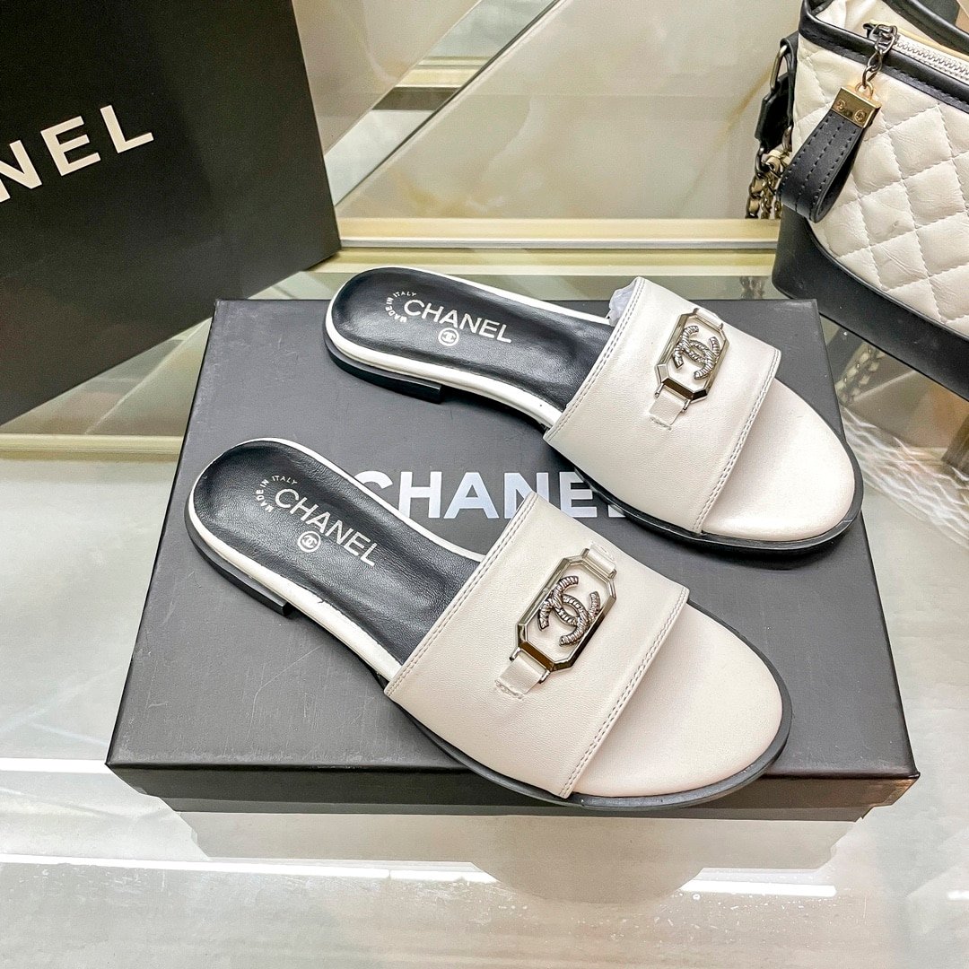 Ch**el Slippers With Cc Silver Hardware White