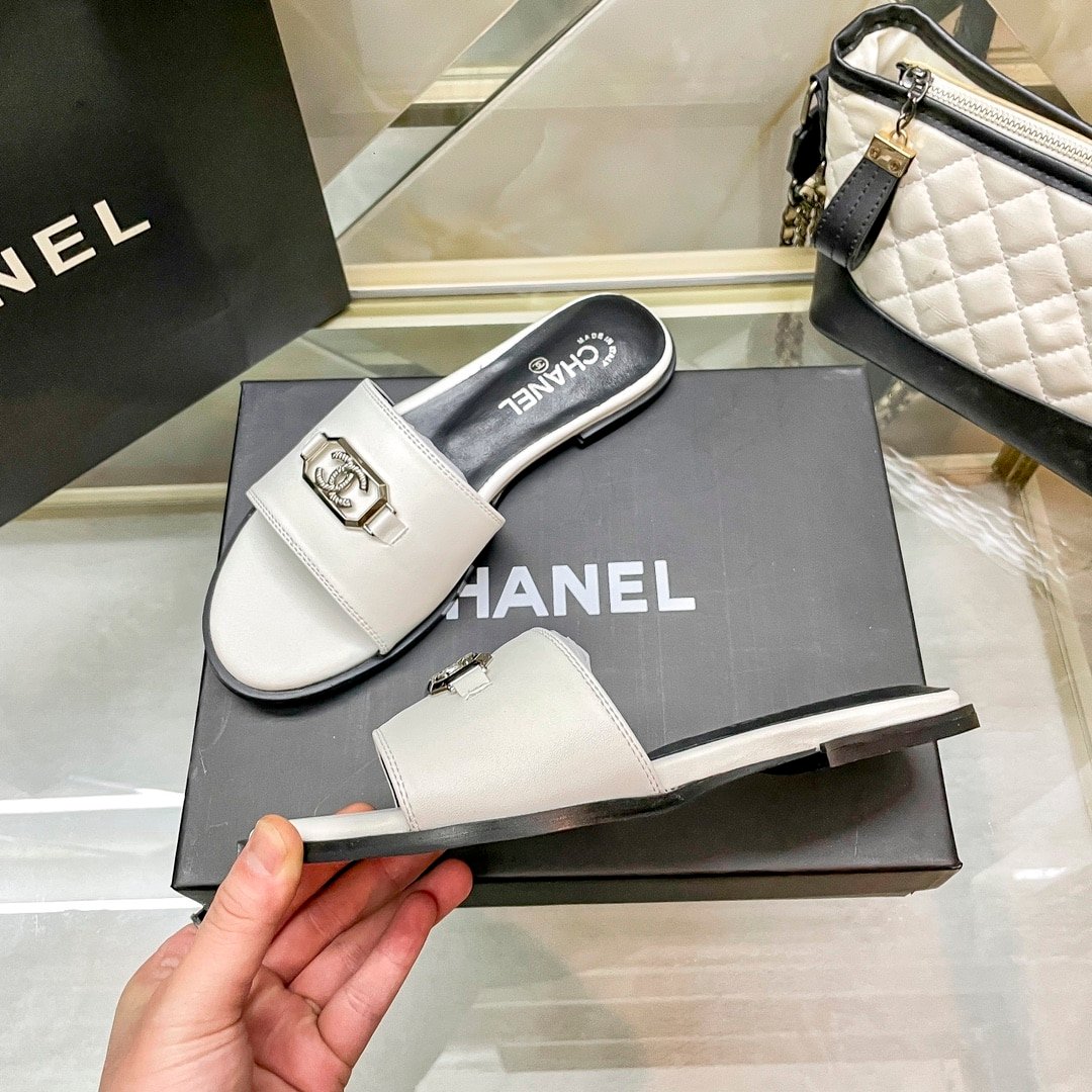 Ch**el Slippers With Cc Silver Hardware White