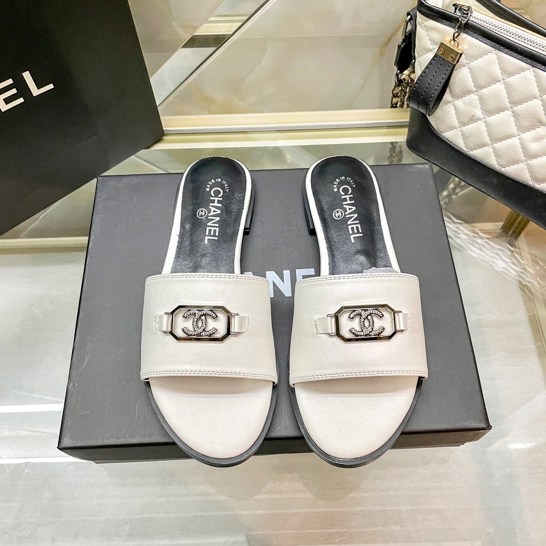 Ch**el Slippers With Cc Silver Hardware White