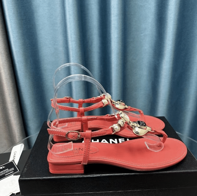 Ch**el Shiny Pearl Crystal Cc Heart Thong Sandals Red G39674 X01000 0S084