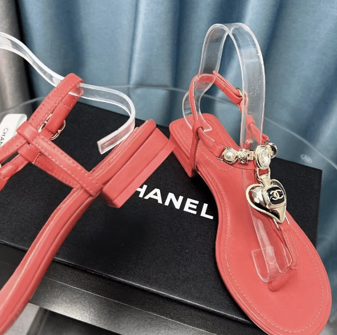 Ch**el Shiny Pearl Crystal Cc Heart Thong Sandals Red G39674 X01000 0S084