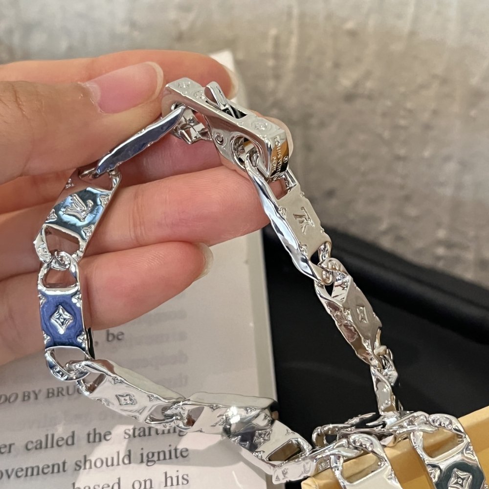 L0vis Vvtt0n Monogram Tied Up Necklace Silver M00919
