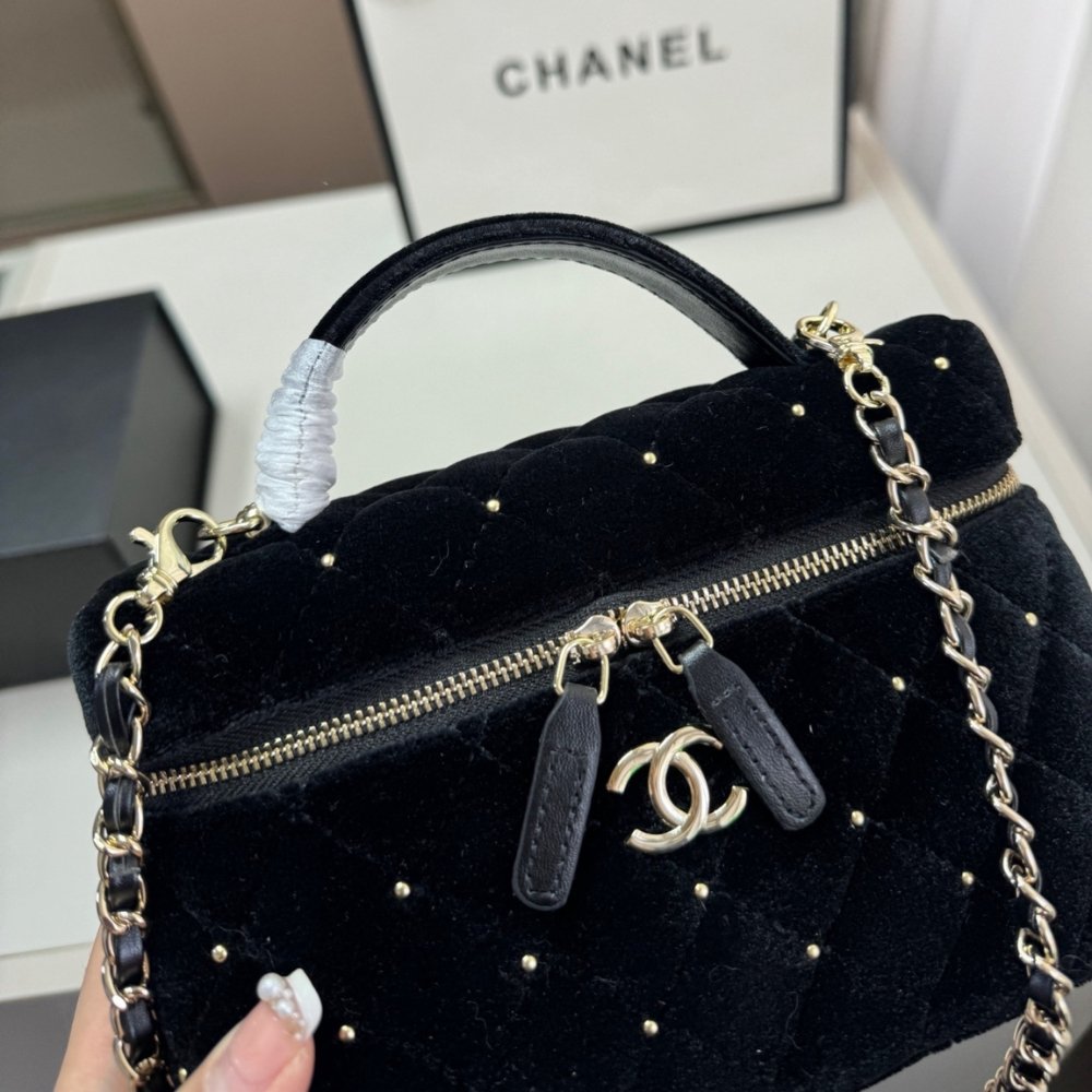 Ch**el Vanity With Chain Velvet Diamante And Gold Tone Metal Black 19Cm Ap4860 B17652 94305