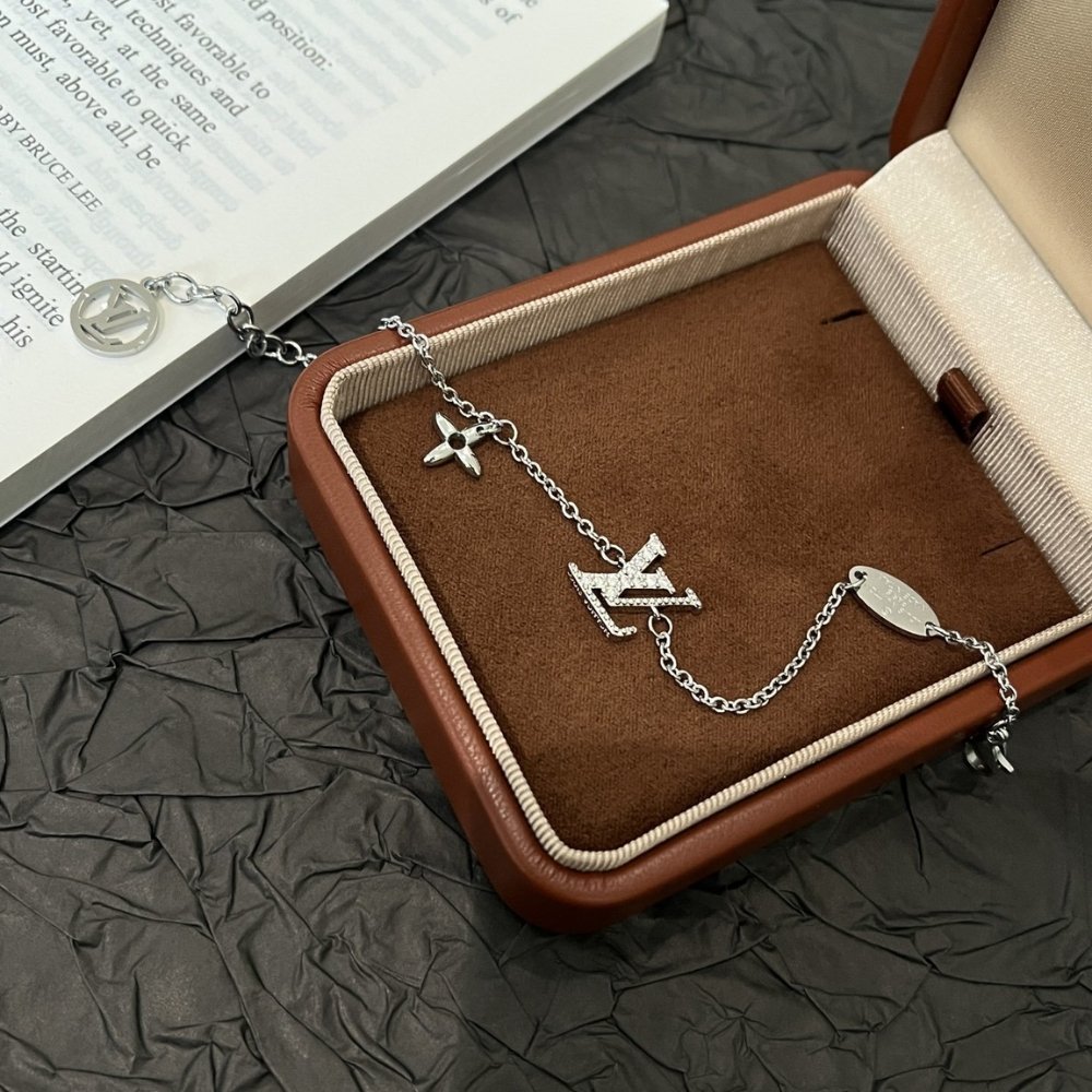 L0vis Vvtt0n Lv Iconic Enamel Bracelet Silver M02752