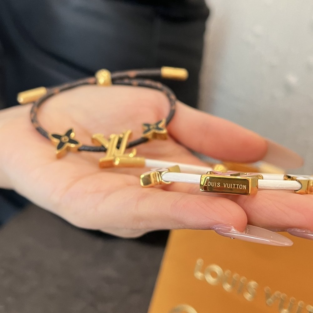 L0vis Vvtt0n Lv Iconic Bracelet Monogram White M1020Z