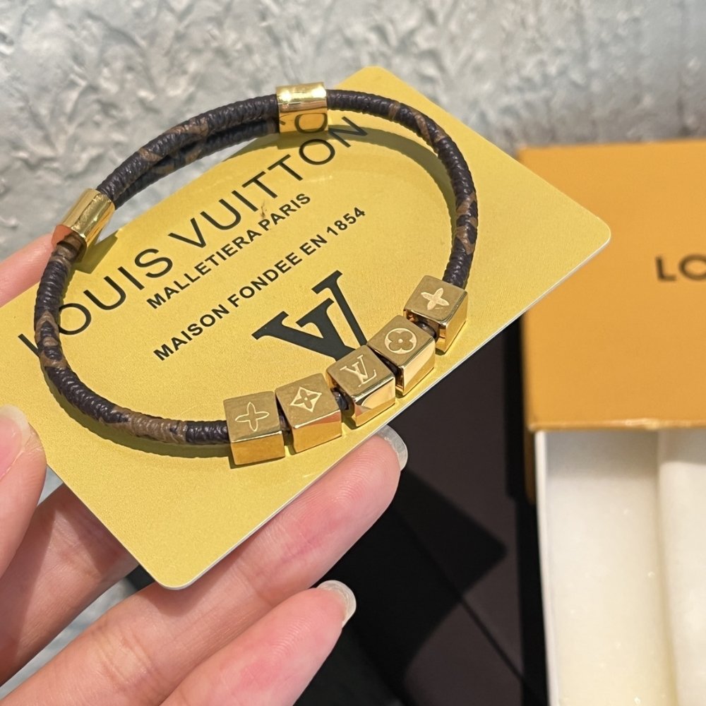 L0vis Vvtt0n Lv Cube Bracelet Monogram Brown M8918Z