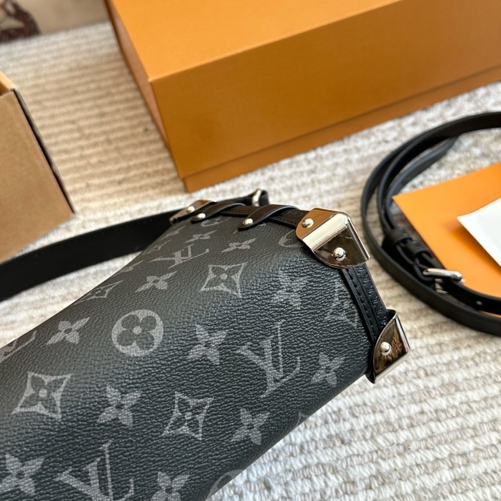 L0vis Vvtt0n Side Trunk MM East West Monogram Eclipse 28Cm M26226