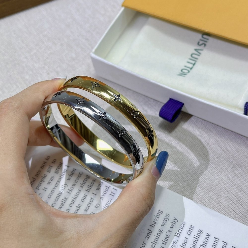 L0vis Vvtt0n Lv Towards Bangle Silver M1394M