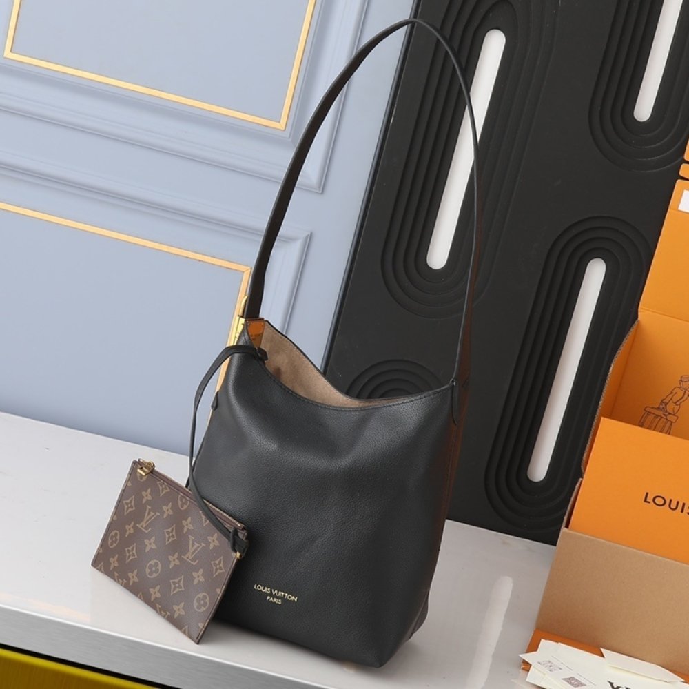 L0vis Vvtt0n Low Key Hobo PM Black 28Cm M25352