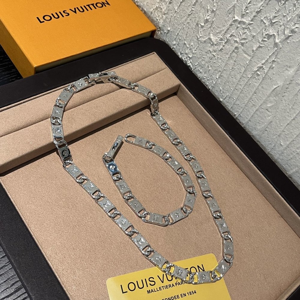 L0vis Vvtt0n Monogram Tied Up Bracelet Silver M0921M