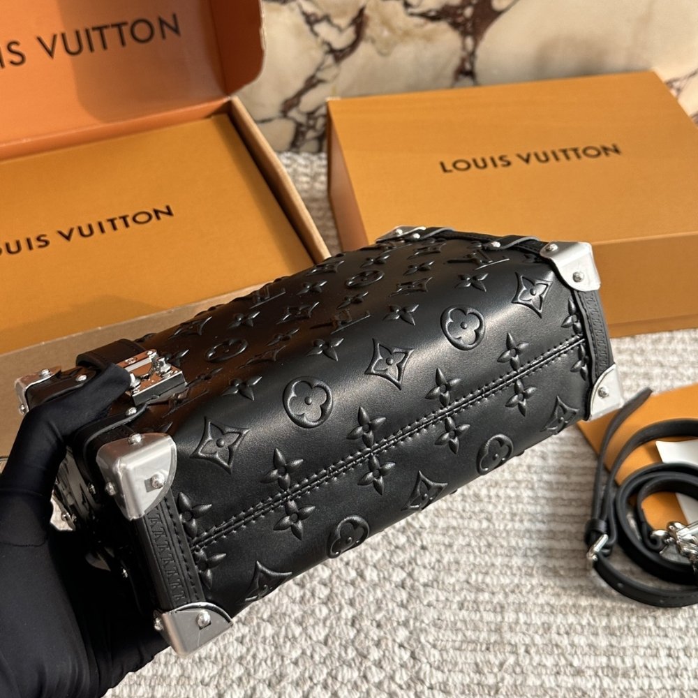 L0vis Vvtt0n MM Side Trunk Bag Silver Metal Black 23Cm M14572