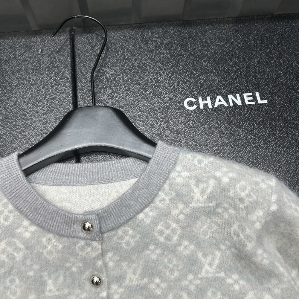 L0vis Vvtt0n Monogram Brushed Knit Cardigan Grey 1Ajfs4