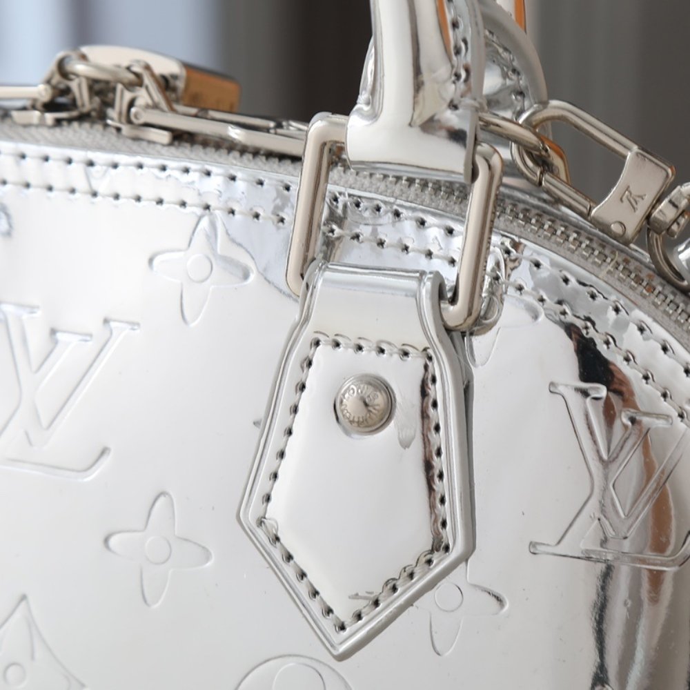 L0vis Vvtt0n Alma BB Bag Silver 23Cm M26335