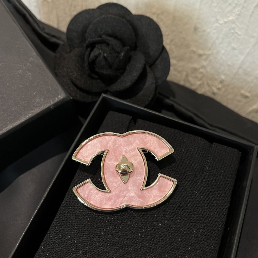 Ch**el Cc Logo Brooch In Pink Enamel With Gold Tone Hardware Abg307 B21878 U3494