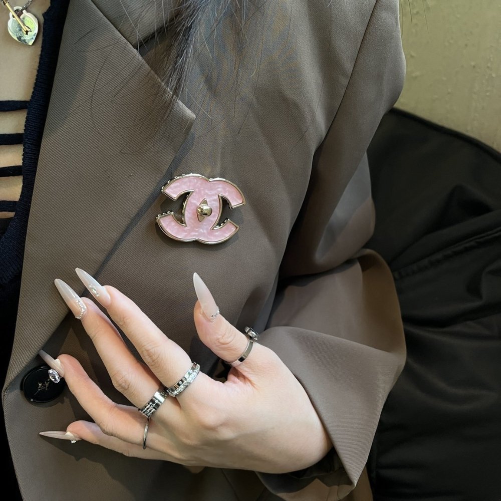 Ch**el Cc Logo Brooch In Pink Enamel With Gold Tone Hardware Abg307 B21878 U3494