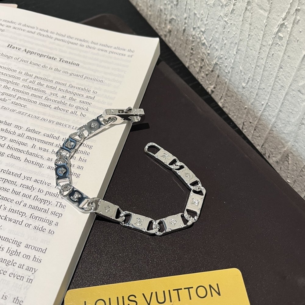 L0vis Vvtt0n Monogram Tied Up Bracelet Silver M0921M