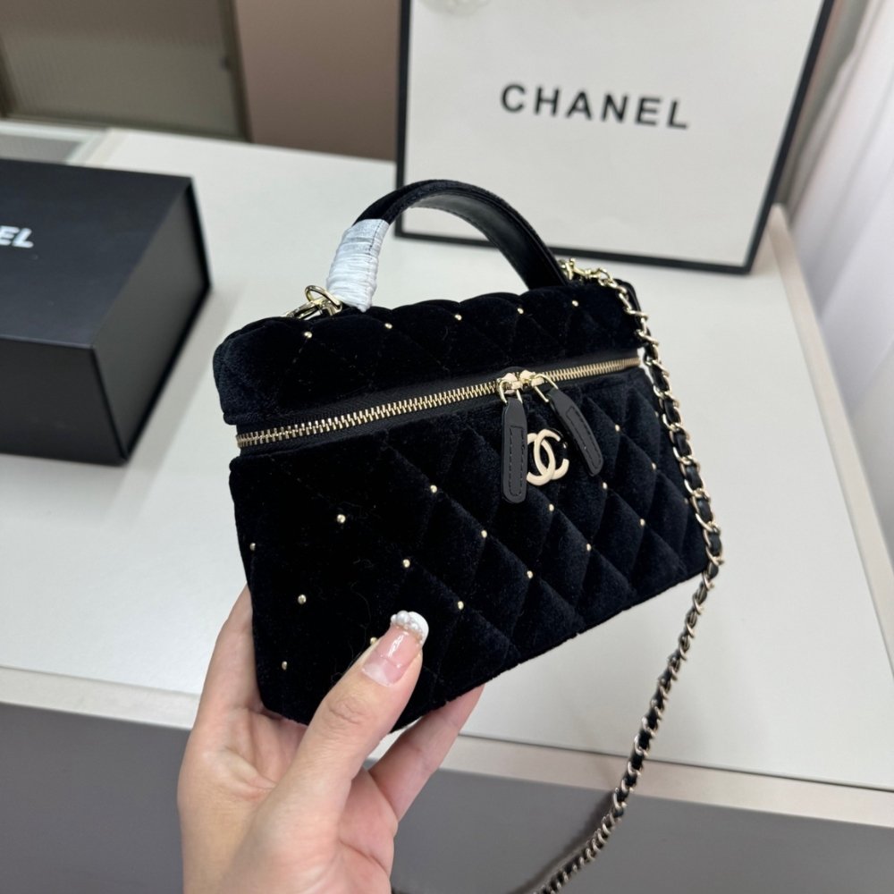 Ch**el Vanity With Chain Velvet Diamante And Gold Tone Metal Black 19Cm Ap4860 B17652 94305