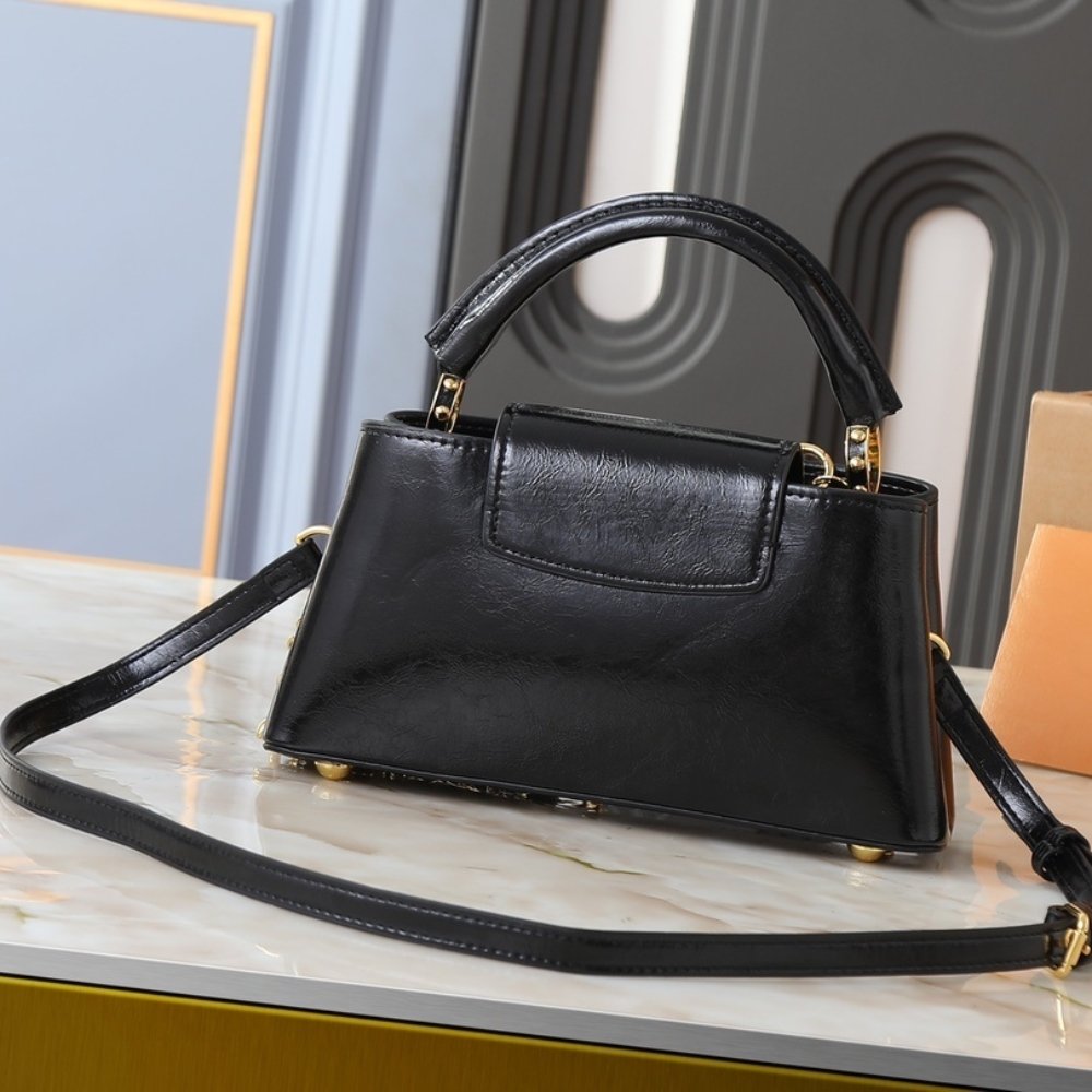 L0vis Vvtt0n Capucines East West BB Black 26Cm M25492