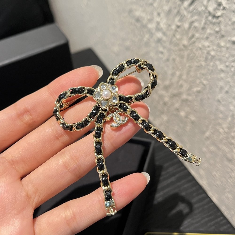 Ch**el Brooch Metal Glass Pearls And Strass Gold Abg282 B21853 U3436