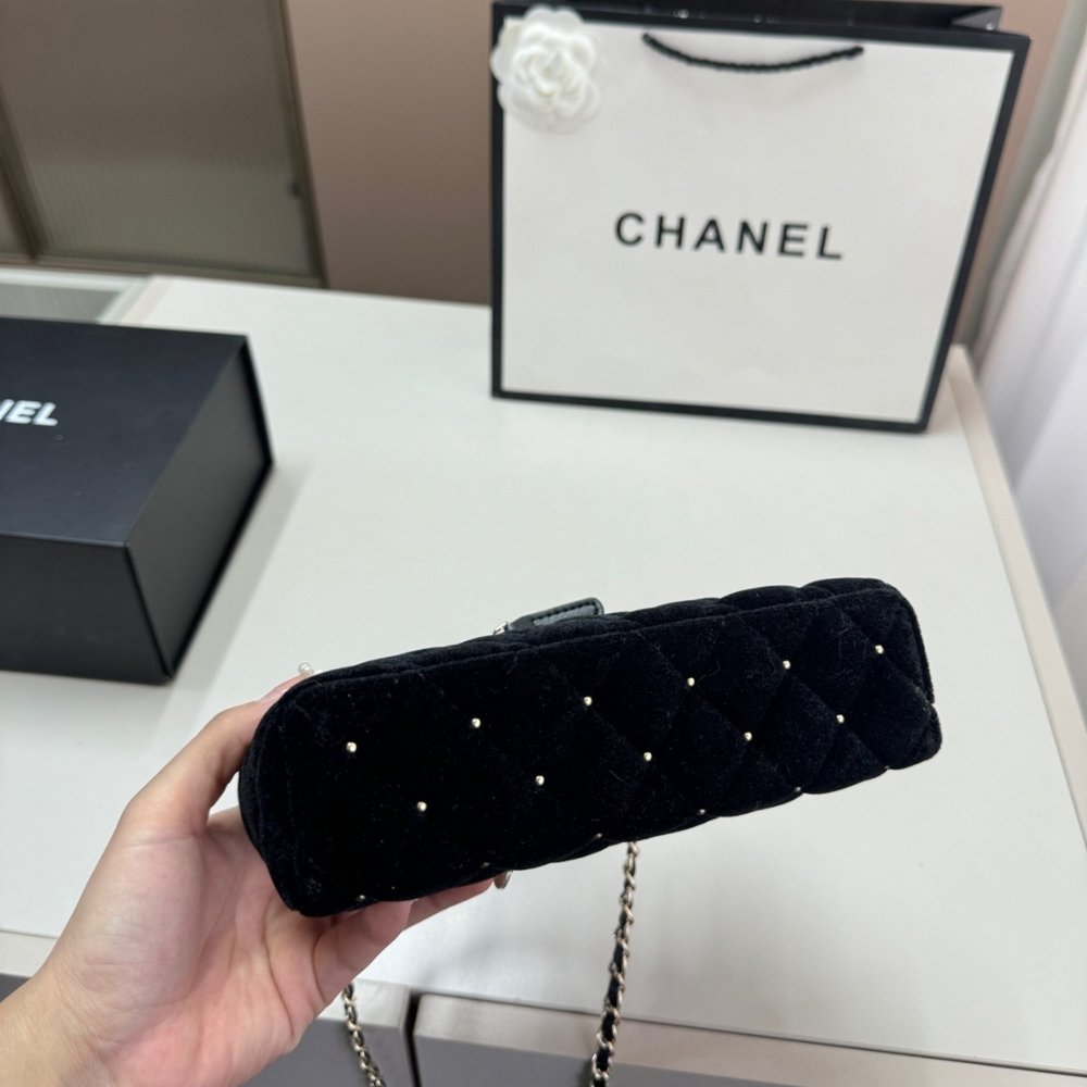 Ch**el Vanity With Chain Velvet Diamante And Gold Tone Metal Black 19Cm Ap4860 B17652 94305