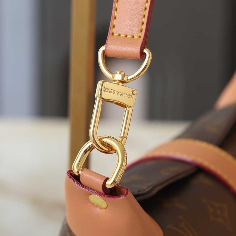 L0vis Vvtt0n Pochette Mia Monogram Brown 22Cm M26191