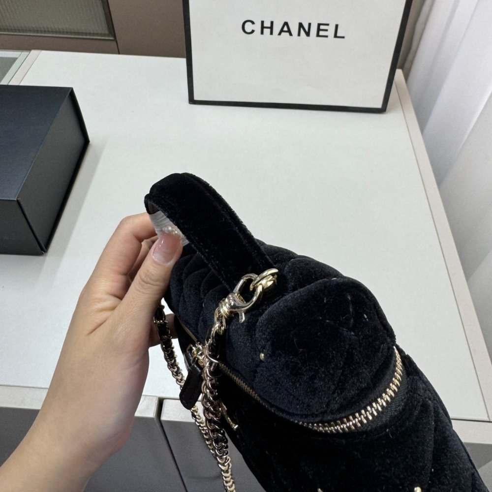 Ch**el Vanity With Chain Velvet Diamante And Gold Tone Metal Black 19Cm Ap4860 B17652 94305