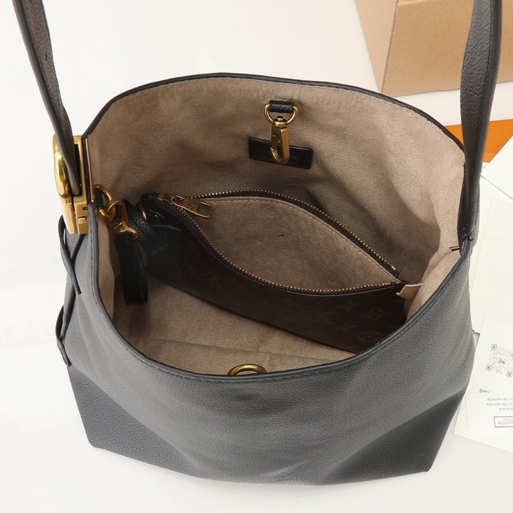 L0vis Vvtt0n Low Key Hobo PM Black 28Cm M25352