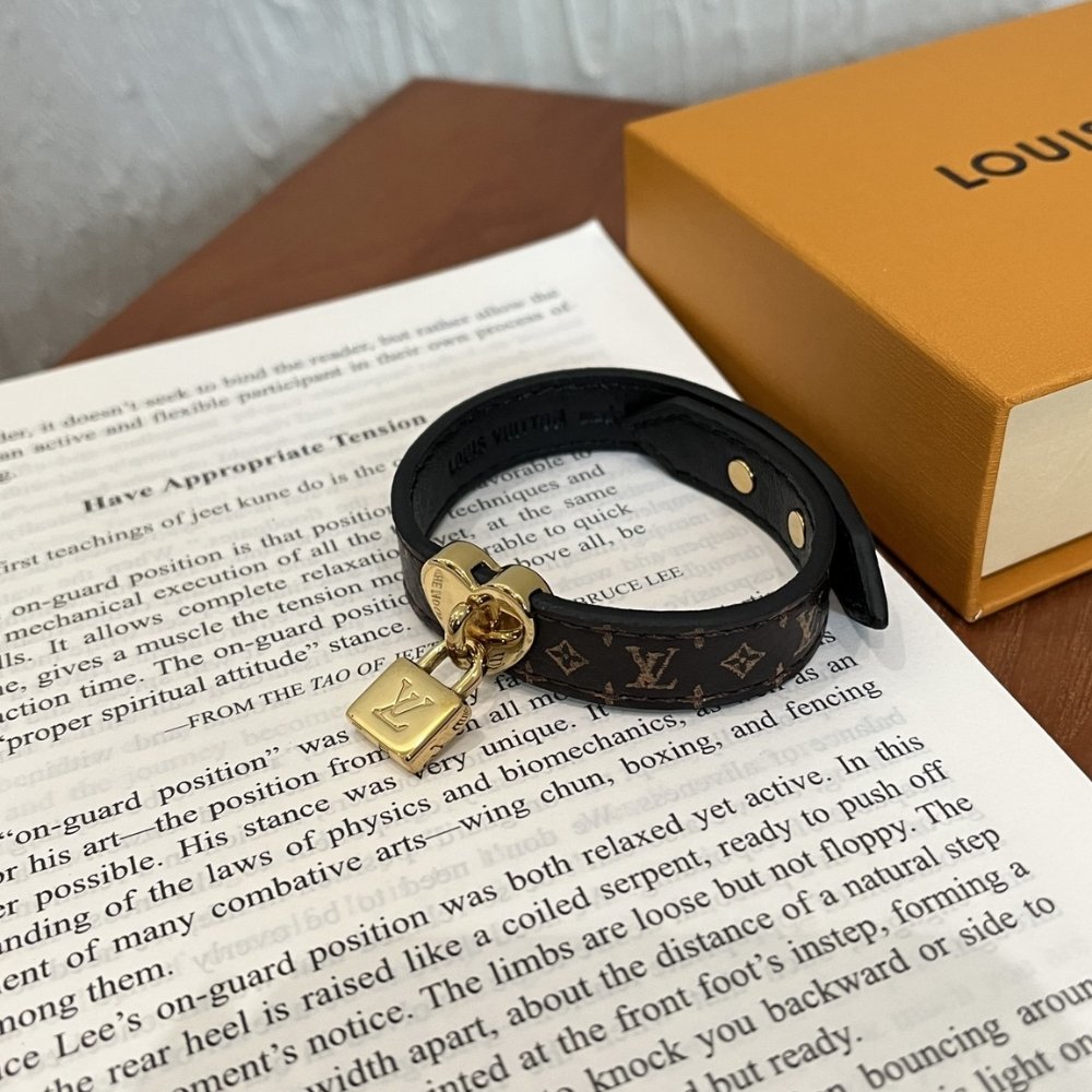 L0vis Vvtt0n Lock Me In Love Bracelet Monogram Brown M4264Z