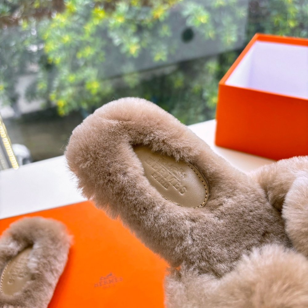 H**me5 Shearling Fur Oran Silver Buckle Sandal Beige