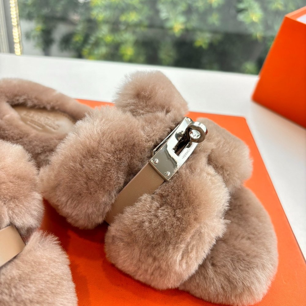 H**me5 Shearling Fur Oran Silver Buckle Sandal Beige