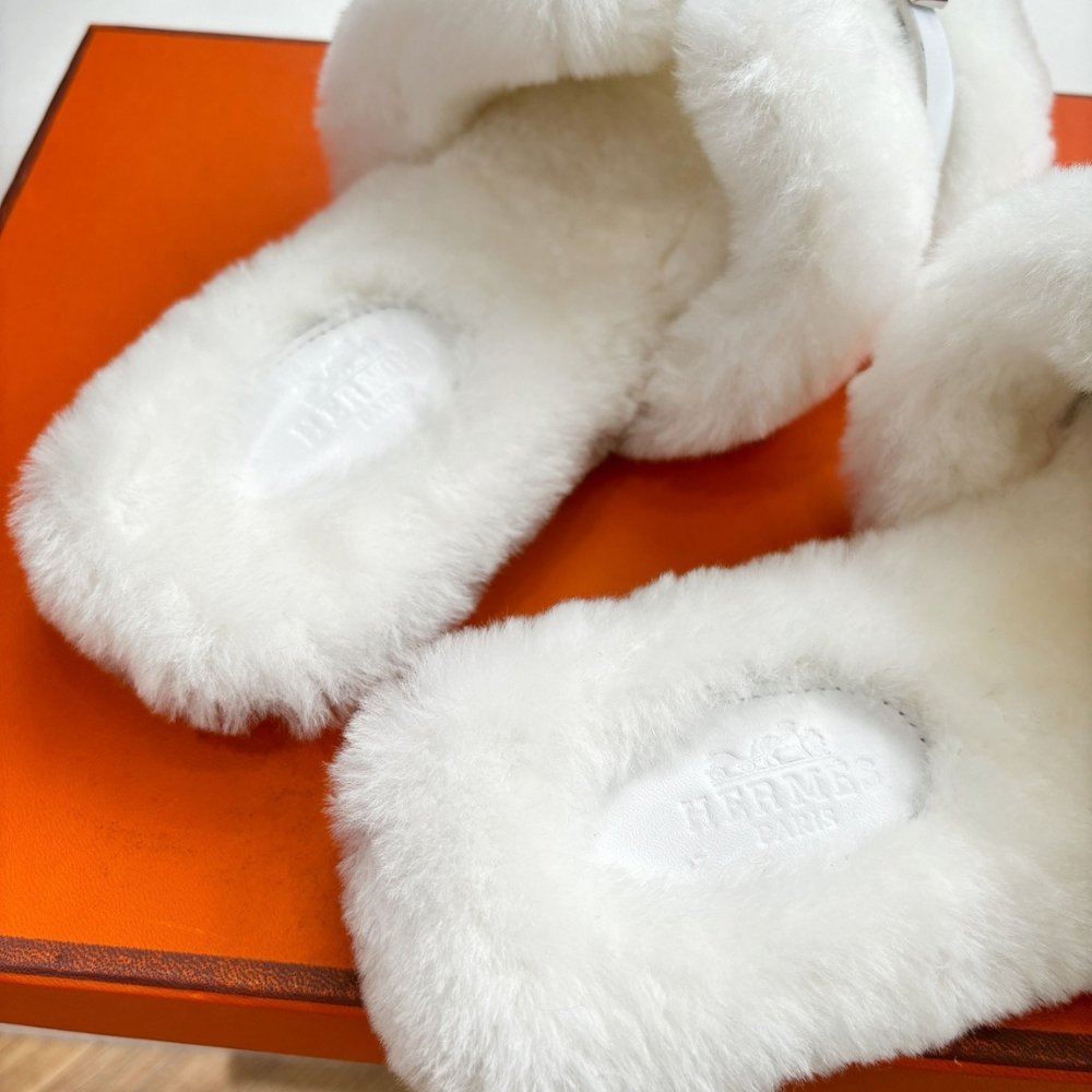 H**me5 Shearling Fur Oran Silver Buckle Sandal White