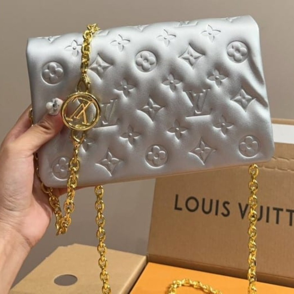 L0vis Vvtt0n Pochette Coussin Bag Silver 20Cm M82017